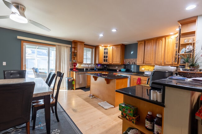 Building Photo - 4716 N Kilbourn Ave