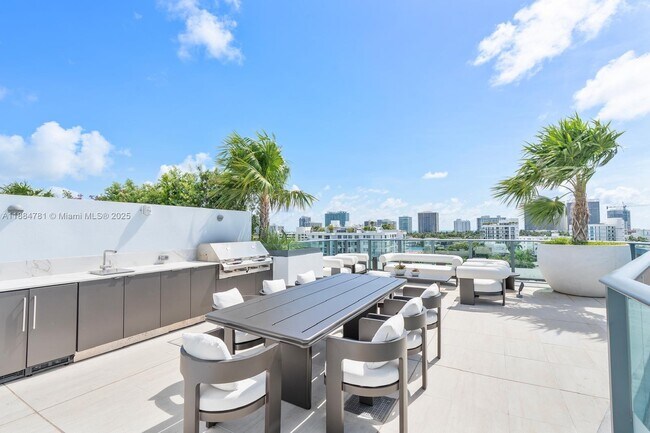 Building Photo - 9901 W Bay Harbor Dr