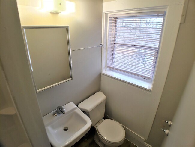 Building Photo - 1 Bedroom 1 Bath in a 4-plex