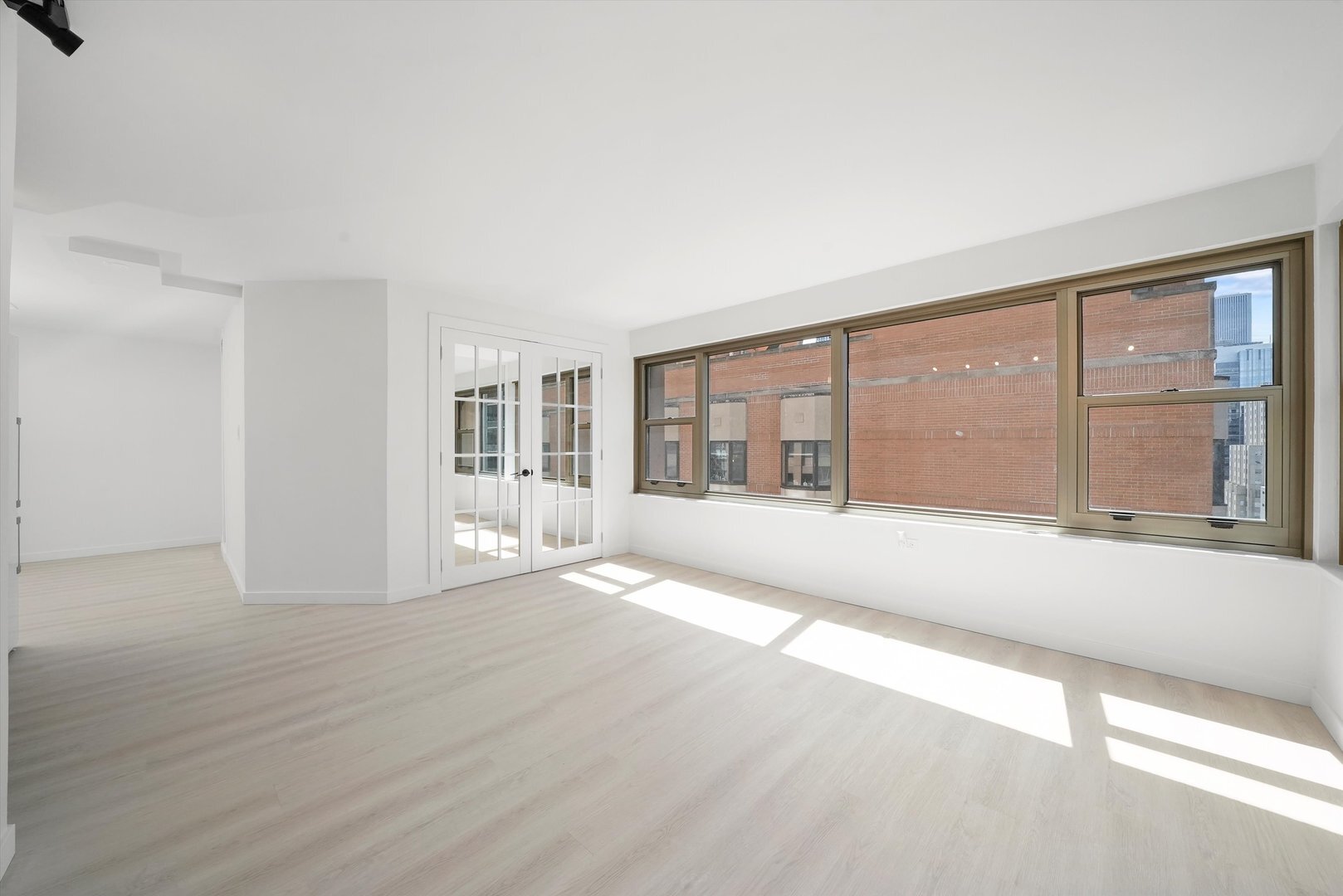 Building Photo - 247 E Chestnut St
