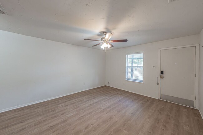 Building Photo - Super cute 2 bedroom 1 bath duplex