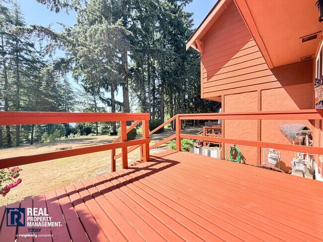 Building Photo - Freshly Updated Gig Harbor Townhome Near the Waterfront!