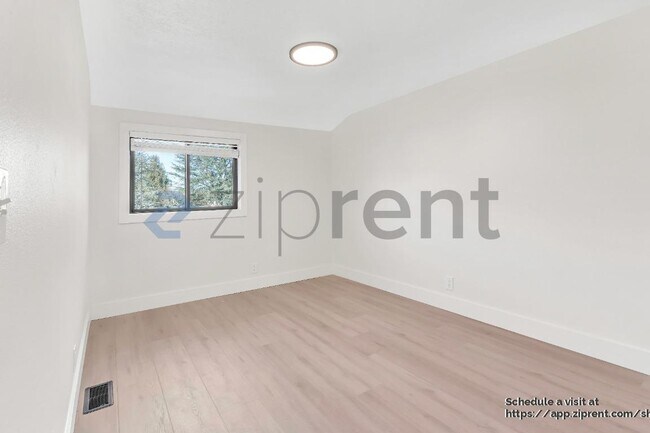 Building Photo - 7640 SW Whitford Dr