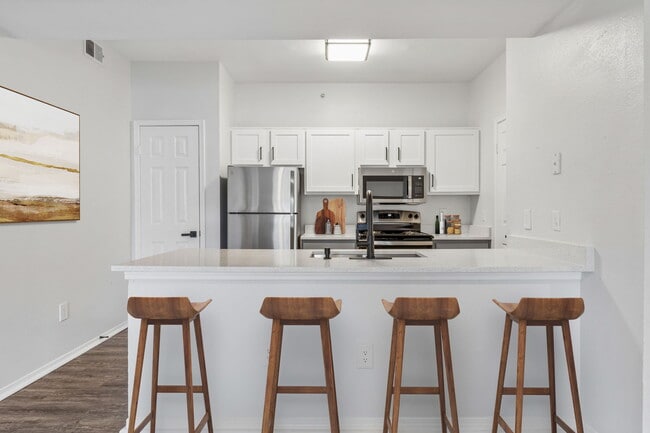 Building Photo - 530 Buckingham