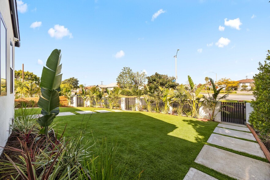 Building Photo - 212 W 64th St