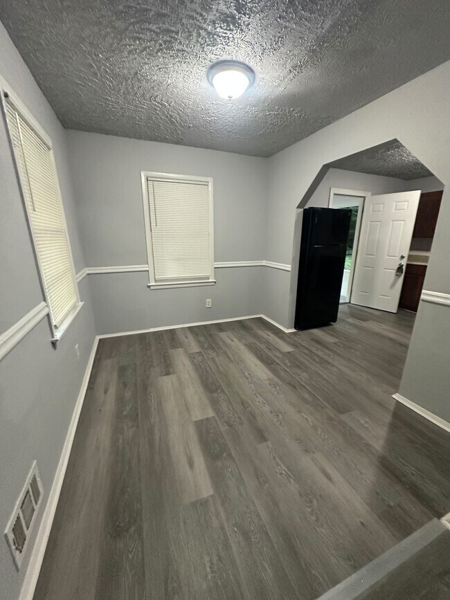 Building Photo - 400 Greenhill Way SW