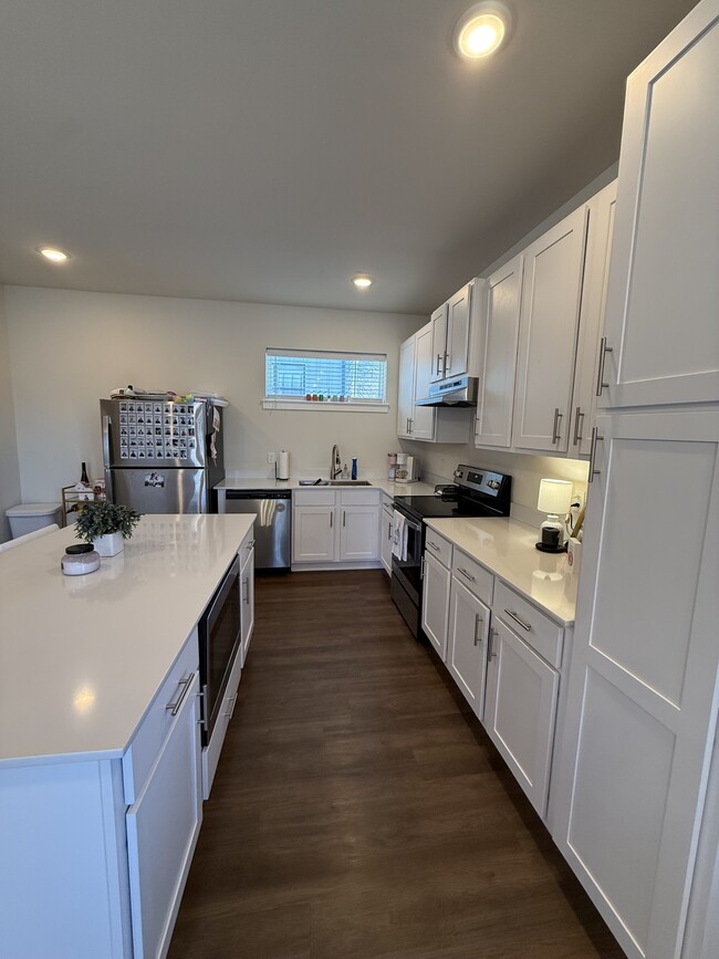 Building Photo - 707 Whitham Ave