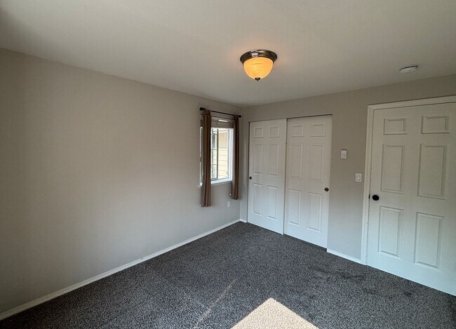 Building Photo - Mill Creek - Country Club Condo