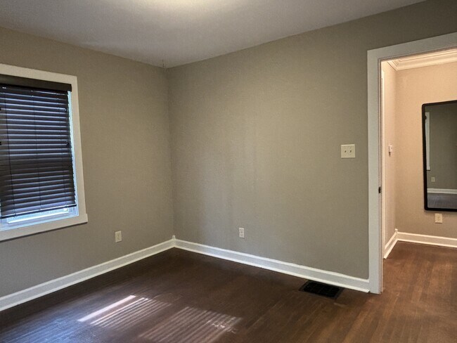 Building Photo - 1024 Kessler