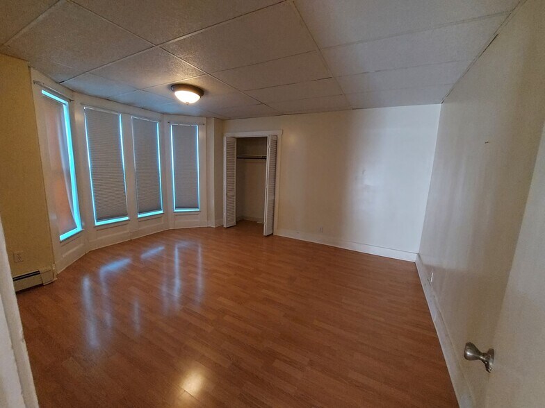 Building Photo - 303 Hanover St