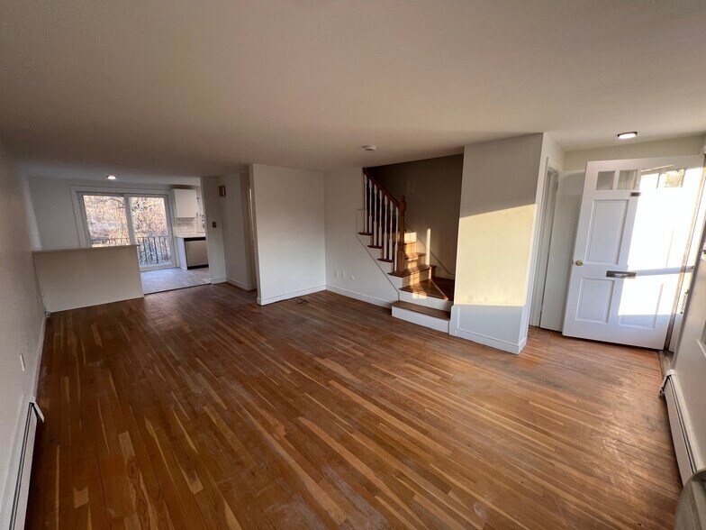 Building Photo - 80 Pond St