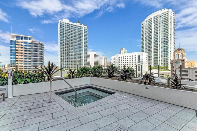 Building Photo - 275 1st Ave S