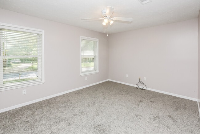 Building Photo - 406 Trailwood Dr