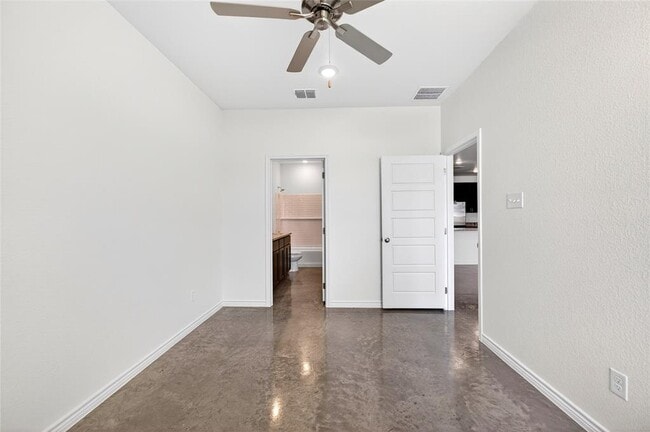 Building Photo - 628 Pacific Crest Trl