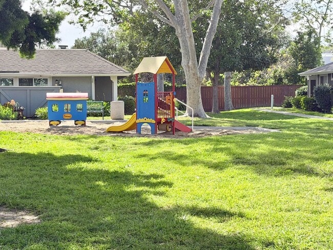 Building Photo - Updated 2 Bedroom Home with Garage & Community Amenities