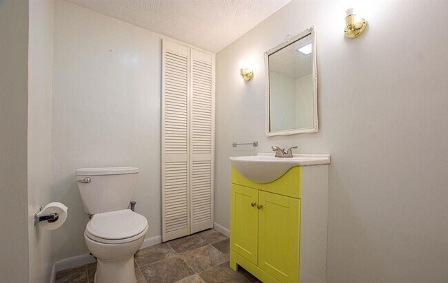 Building Photo - AVAILABLE NOW!