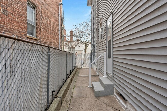 Building Photo - 68 Pine St