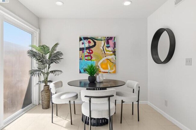 Building Photo - $3,150 / 2 BR - Updated Townhome in Prime Union City!