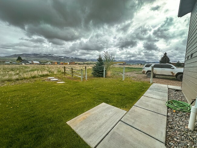 Building Photo - 3 Bedroom, 1 Bathroom Lower Level Duplex