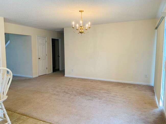 Building Photo - Home Available in Chartwell Estates