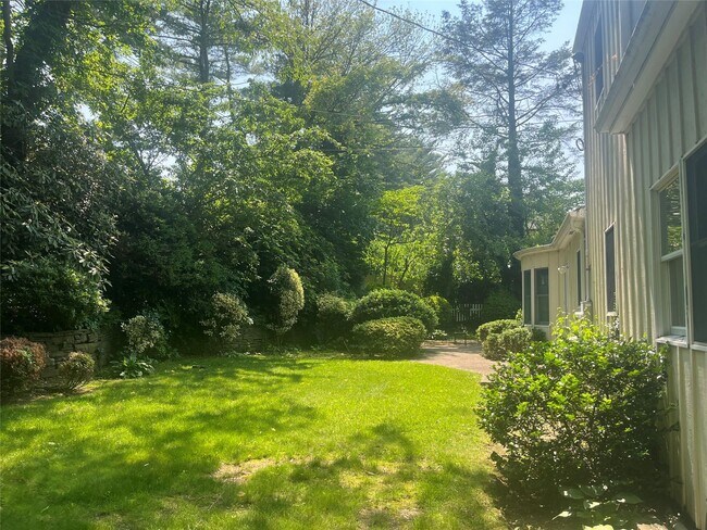 Building Photo - 60 Oaktree Ln