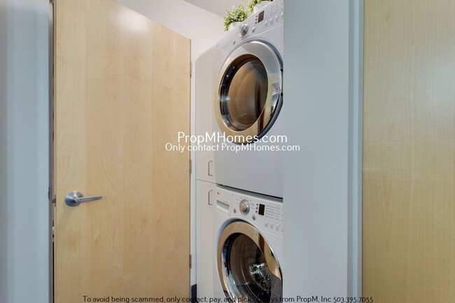 Building Photo - Luxury Goose Hollow Living – 1 Bedroom + B...