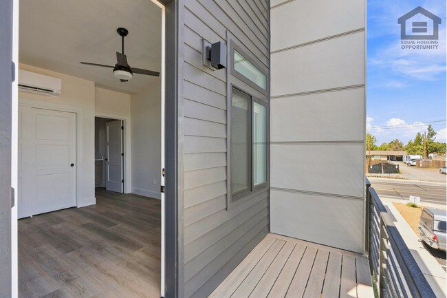 Building Photo - 2522 SW Yew Ave