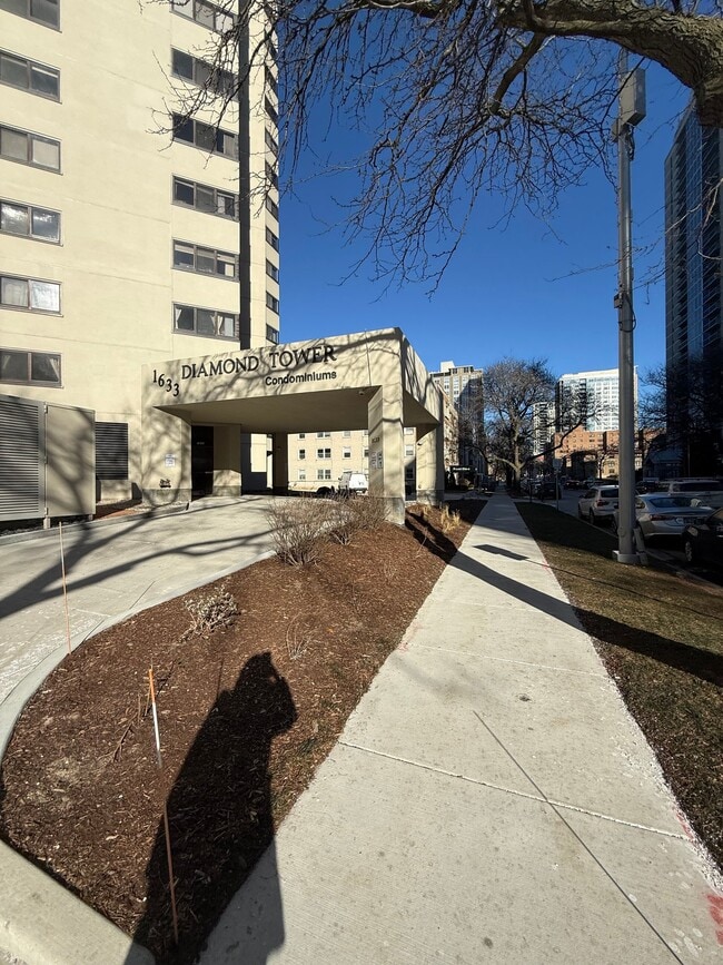Building Photo - 1633 N Prospect Ave