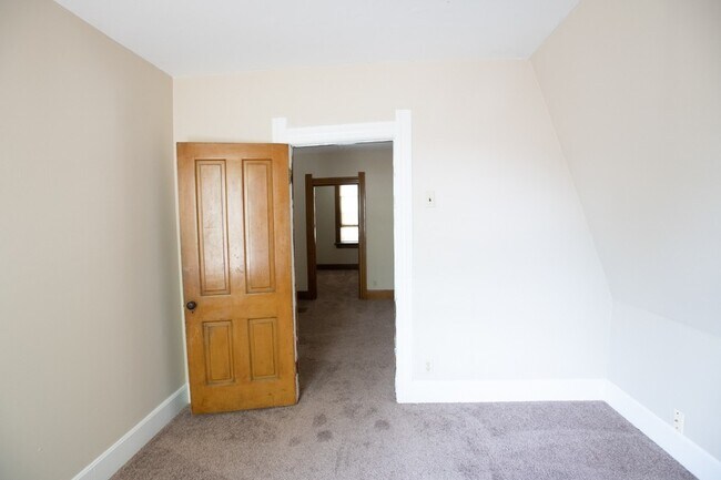 Building Photo - 1020/1022 E Center Townhouse, Riverwest, E...