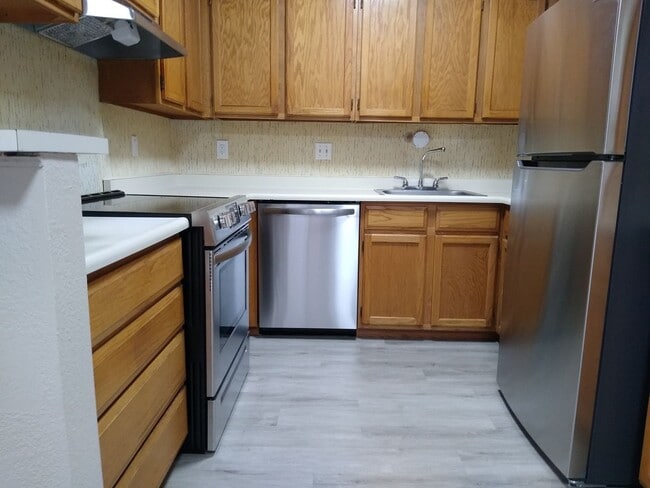 Building Photo - 470 S Fenton St