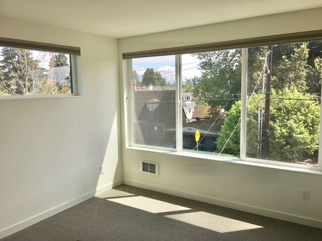 Building Photo - Stunning Town Home with Views of the Sound!