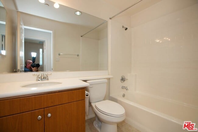 Building Photo - 720 S San Fernando Blvd