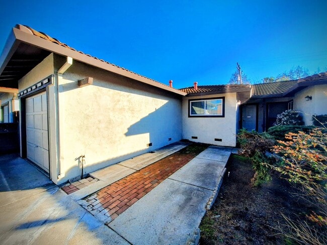 Building Photo - Charming 2bd Duplex With Private Yard & Garage