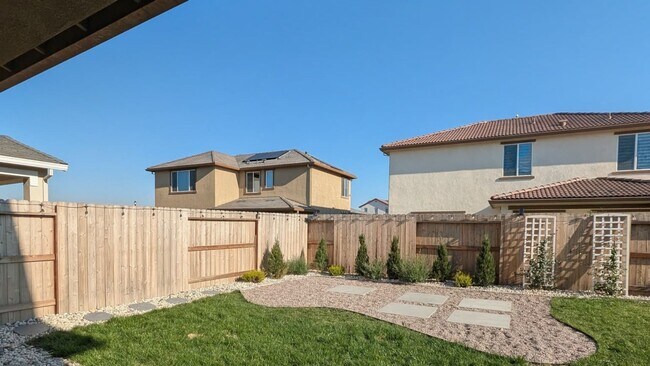 Building Photo - Beautiful and Spacious 4BR 3BA Home in Roseville