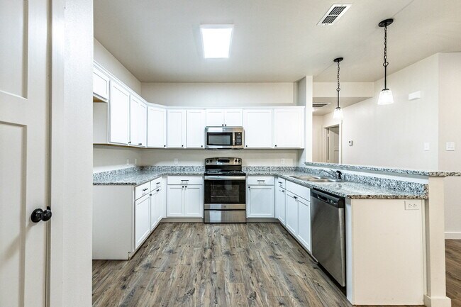 Building Photo - Half off first full month's rent! Zero Dep...