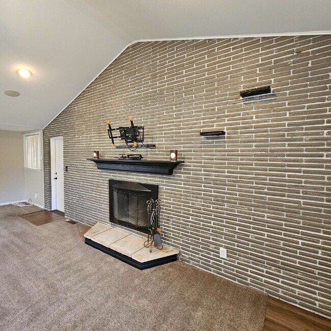 Building Photo - 3 Bedroom, 1.5 Bath Brick Ranch with Attached 2.5 Car Garage. Huge Great Room and Living Room. Bi...