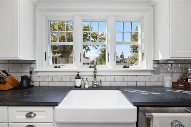 Building Photo - 9 Anthony St