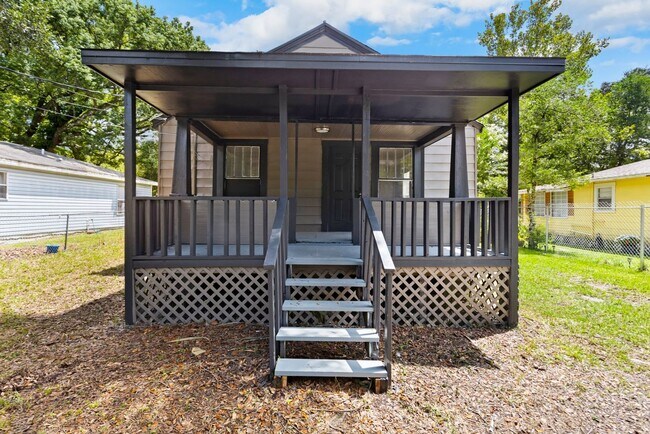 Building Photo - 3 bedroom with large yard $1525.00 ** Read...