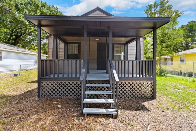 Building Photo - Spacious 3bdrm/1bath Home with large yard ...