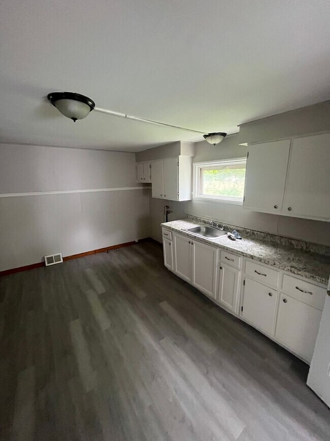 Building Photo - Section 8 Accepted! Spacious Newly Renovat...