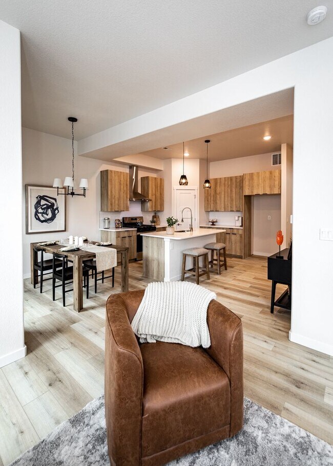Building Photo - 3 Bedroom End Unit Luxury Townhome in Moun...