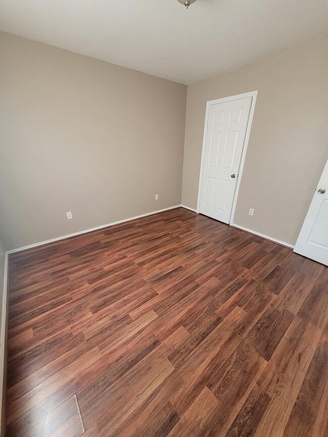 Building Photo - 3 bed 2 bath home with carport, move in re...