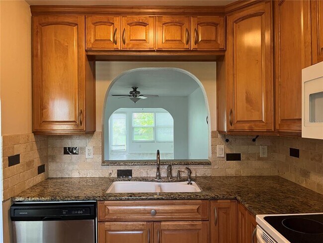 Building Photo - 3160 Highlands Blvd