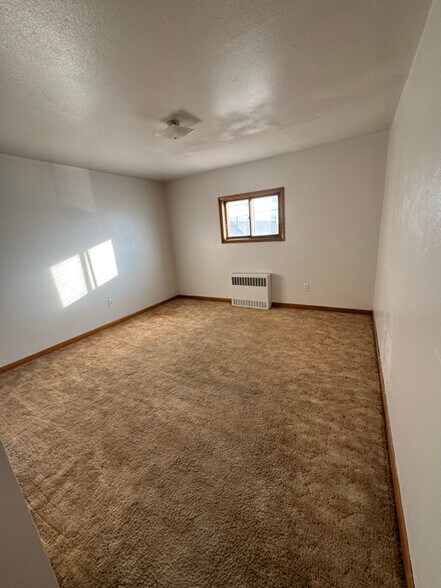 Building Photo - 302 W 7th St