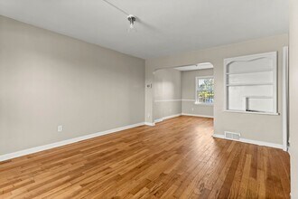 Building Photo - Beautiful updated townhome