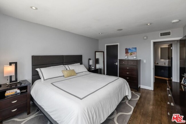 Building Photo - 2260 N Cahuenga Blvd
