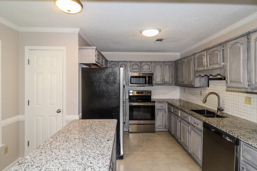 Building Photo - 2418 Lake Edge Dr