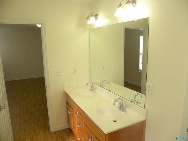 Building Photo - 409 Jasmine Dr