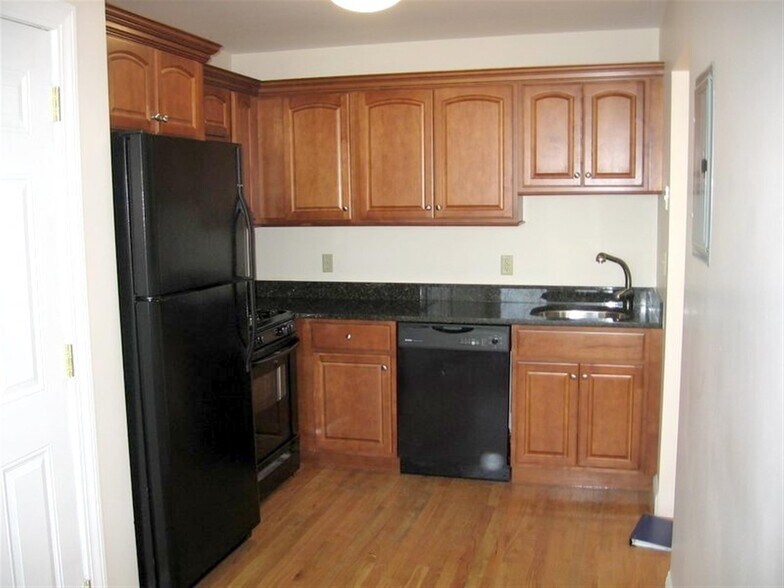 Building Photo - 344 Putnam Ave