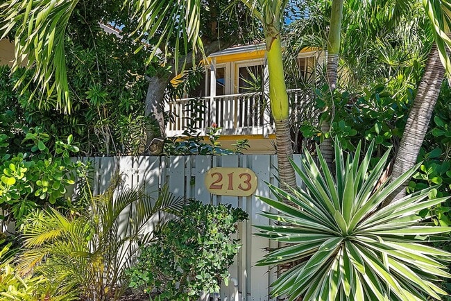 Building Photo - 213 Seabreeze Cir